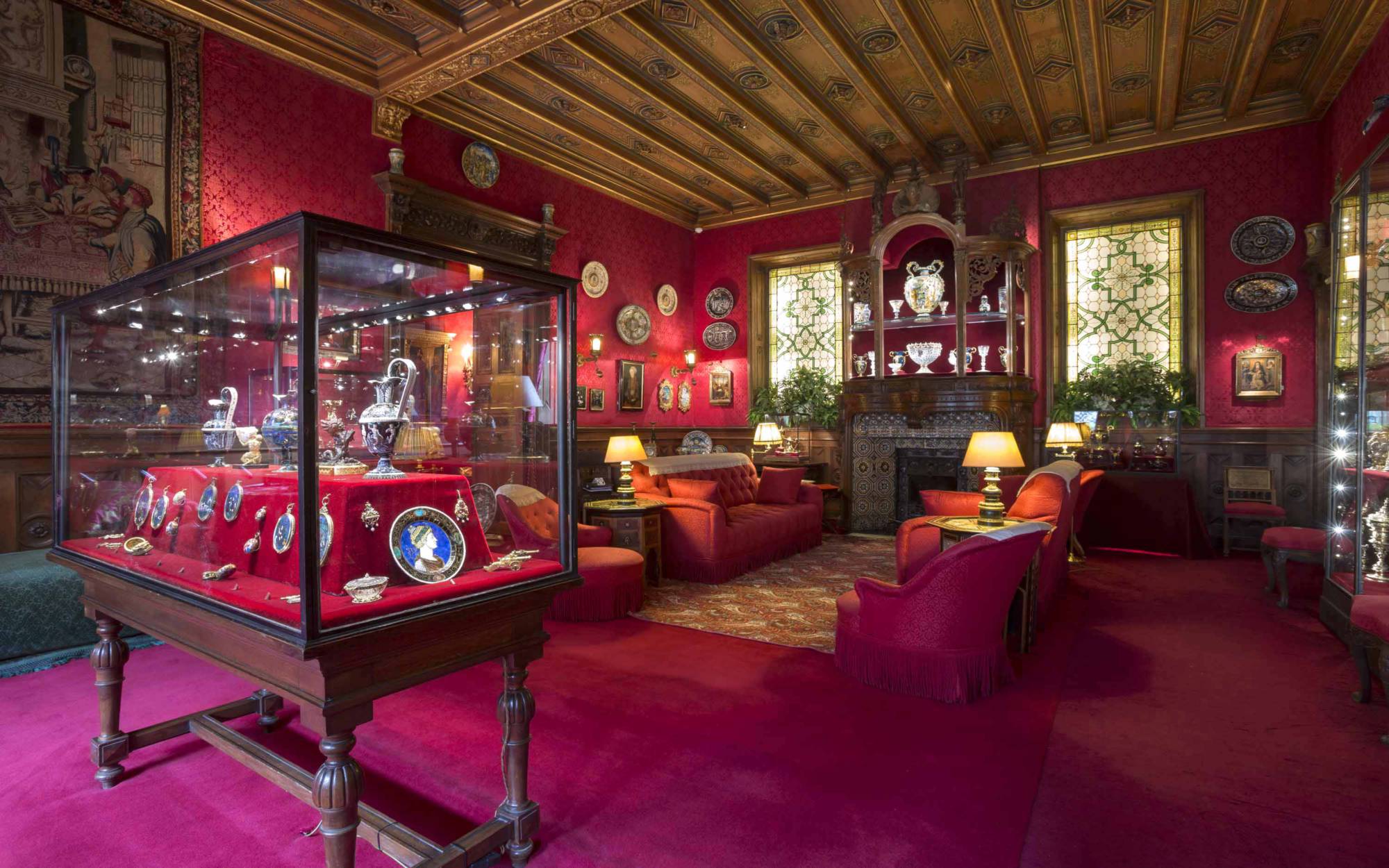 Smoking Room containing Ferdinand'd museum-style Renaissance diisplays