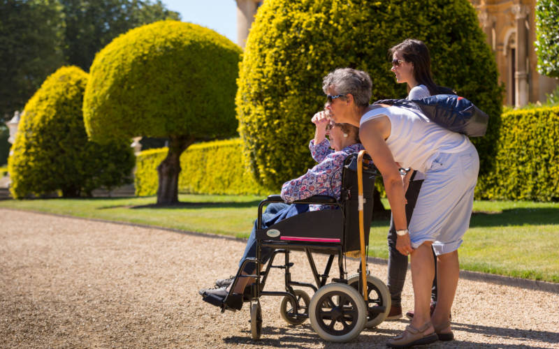 wheelchair-visitors-gardens-3000-1875