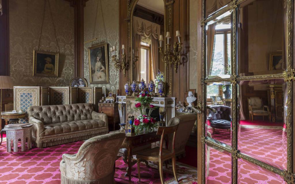 Baron's Room with 18th-century beauties on the walls