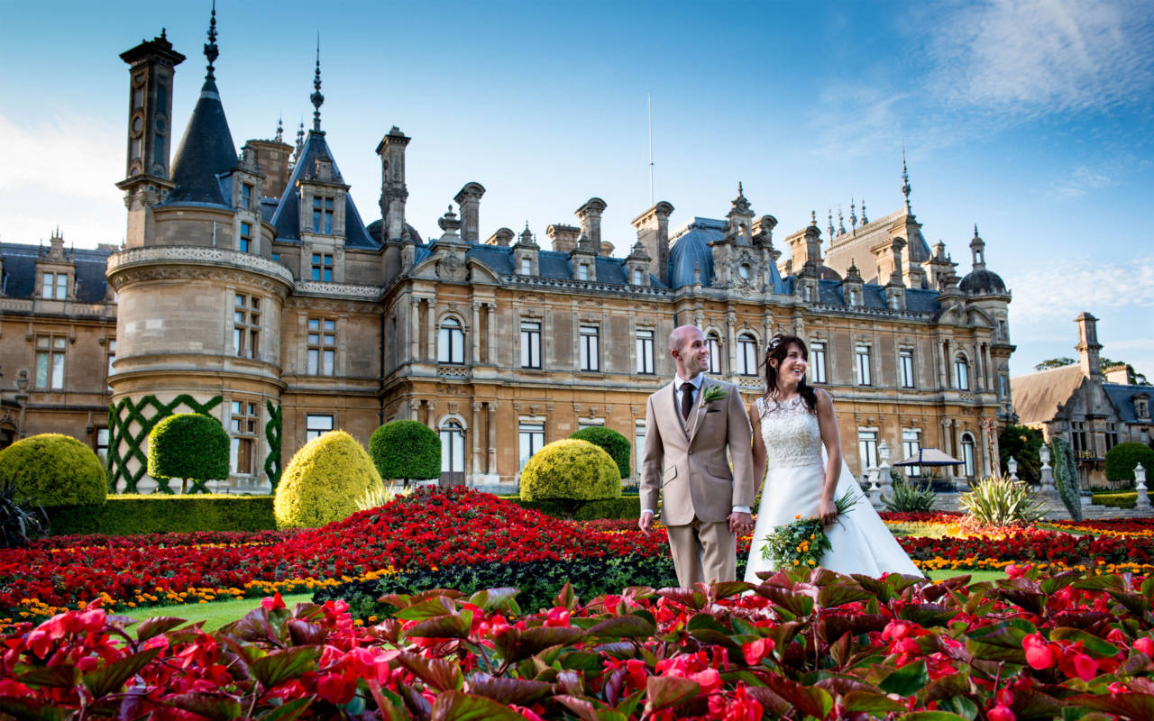 Wedding couple in Waddesdon Manor parterre