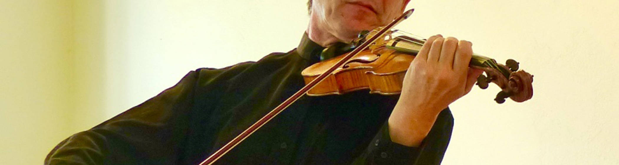 paul barritt from tring chamber music playing violin