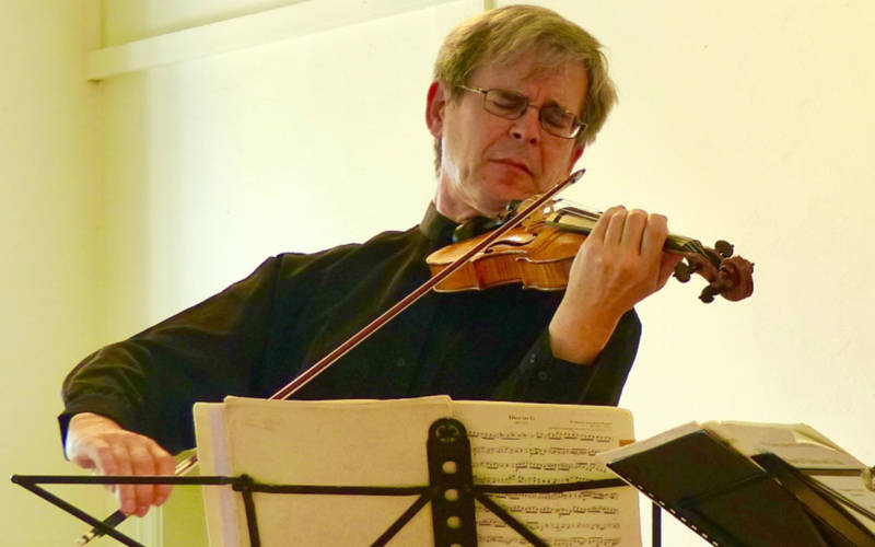 paul barritt from tring chamber music playing violin