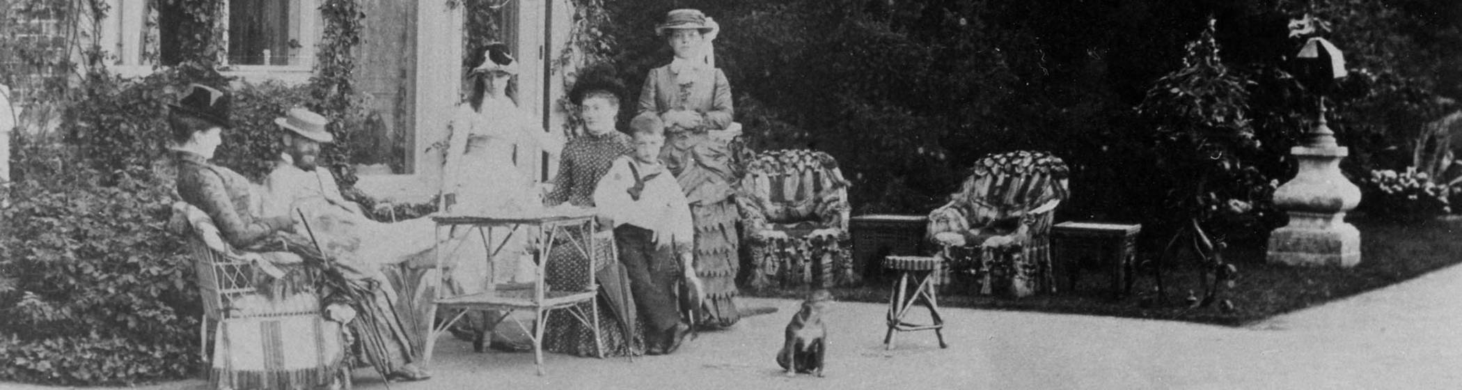 Baron Ferdinand and Alice on the terrace at Eythrope