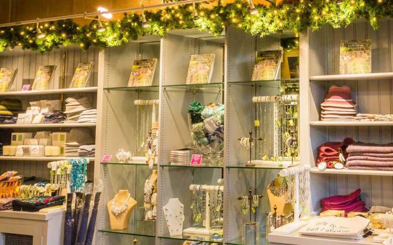 christmas-manor-shop-1000-625