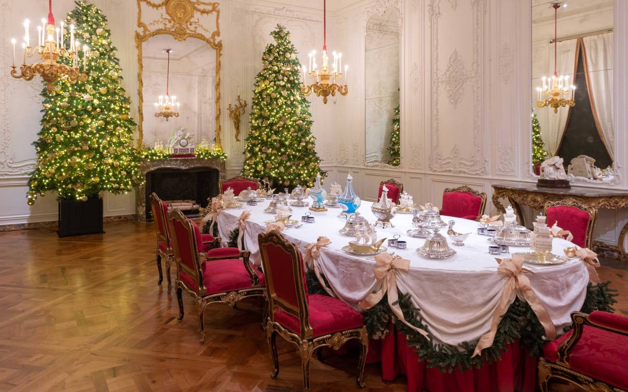 East wing decorated for christmas
