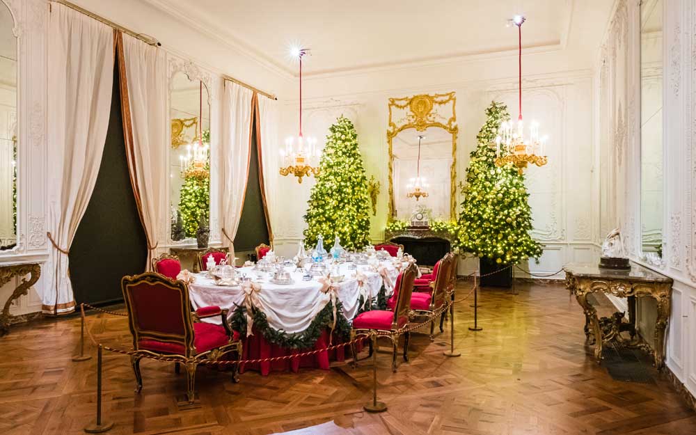 White drawing room decorated for christmas