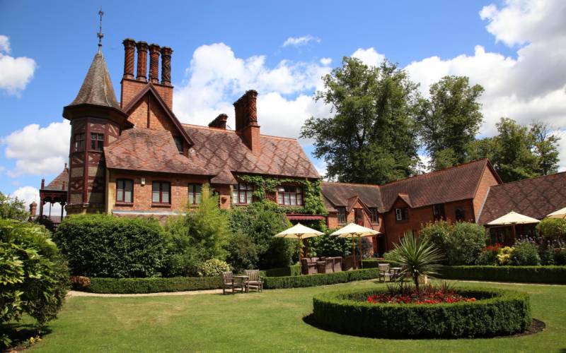 Hotel-back-exterior-summer-3000x1875