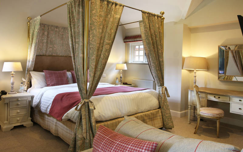 Hotel-room-9-mouton-main- image-3000-1875