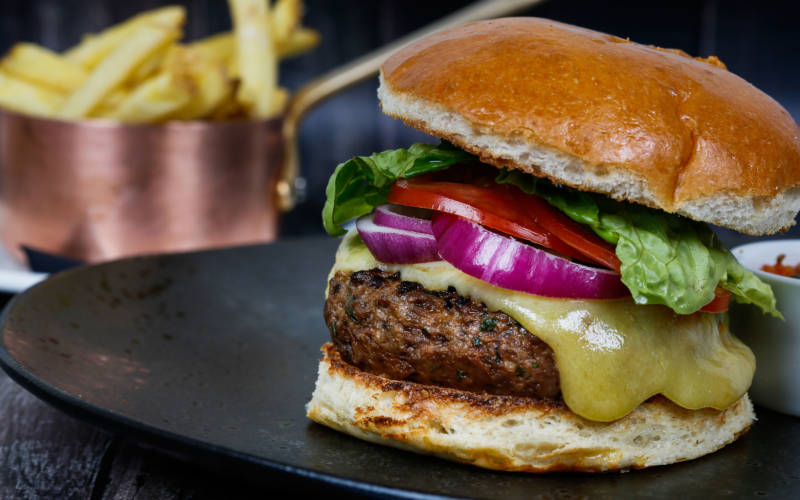 hotel-food-lunch-burger-chips-3000-1875