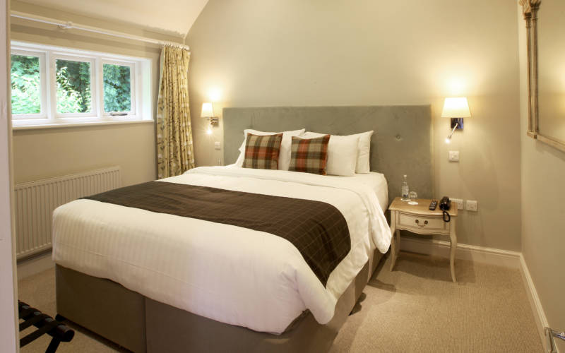 Hotel-room-10-le-dix-main-image-3000-1875