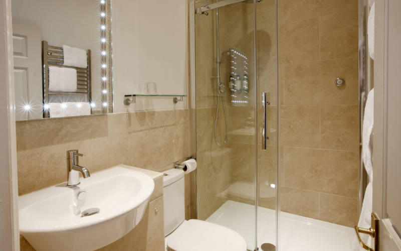 Bathroom_b-Five-Arrows-Hotel.-Photo-Chris-Wright-©-The-National-Trust-Waddesdon-Manor-2